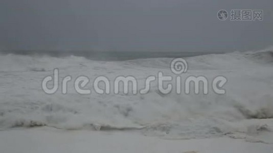 暴风雨时波涛汹涌视频