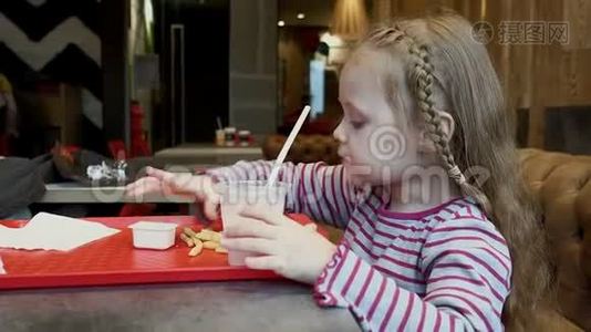 可爱的女孩在咖啡馆里吃着美味视频