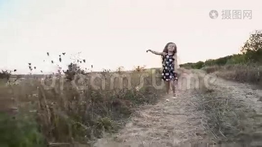 小女孩在大自然中奔跑视频