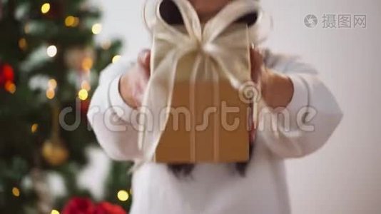 女人拿着圣诞礼物盒视频