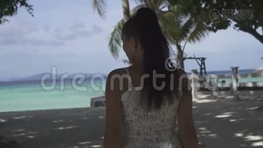 热带岛屿上美丽的女孩视频