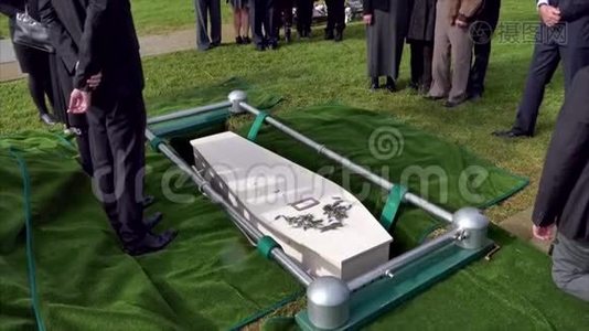 在葬礼或墓地埋葬前在灵车或礼拜堂里的彩色棺材中被枪杀视频