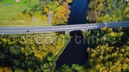 河上桥的鸟瞰图视频