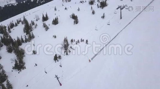 斯诺山斯洛伐克滑雪冬季亚斯纳欧罗帕空中无人驾驶飞机俯视图视频