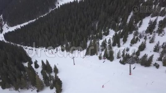 斯诺山斯洛伐克滑雪冬季亚斯纳欧罗帕空中无人驾驶飞机俯视图视频