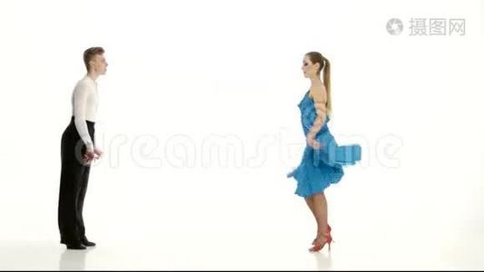 一对职业舞者在白色演播室背景下表演萨尔萨舞视频