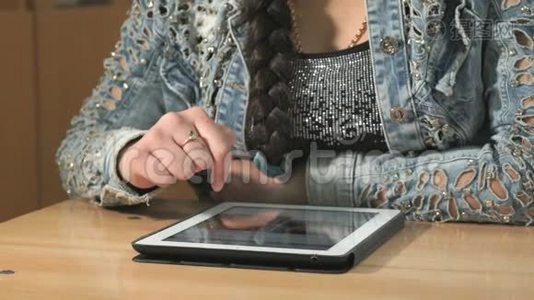 女人用电脑平板电脑看照片视频