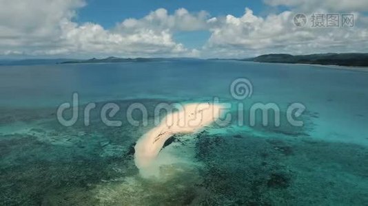 鸟瞰热带岛屿美丽的海滩。 菲律宾Siargao岛。视频