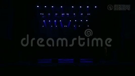 蓝色舞台灯光，音乐会灯光秀..视频