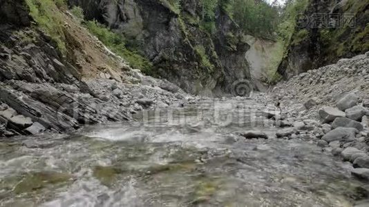 水在山河中的慢动作视频..视频