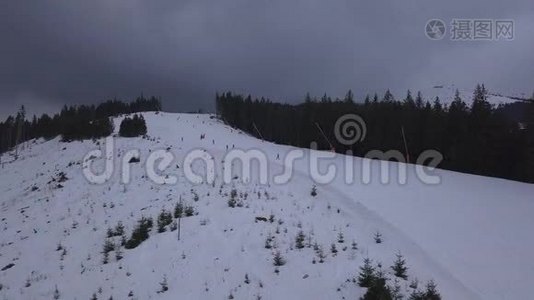 斯诺山斯洛伐克滑雪冬季亚斯纳欧罗帕空中无人驾驶飞机俯视图视频