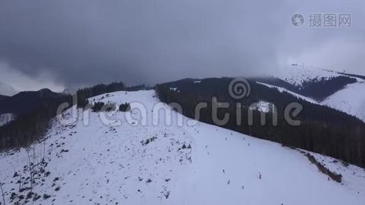 斯诺山斯洛伐克滑雪冬季亚斯纳欧罗帕空中无人驾驶飞机俯视图视频