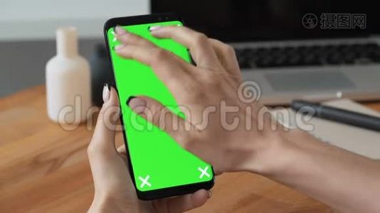 手拿绿色屏幕显示手机的人视频