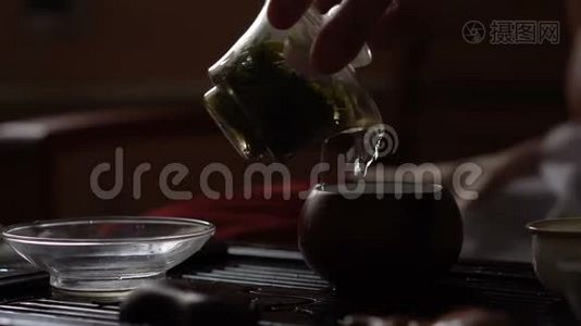 在中国传统茶道中用茶壶浇茶。 一套茶饮设备视频