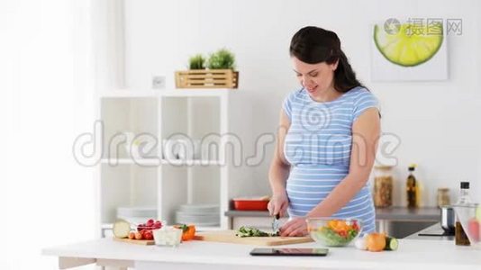 孕妇在家做蔬菜沙拉视频