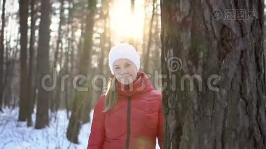 冬天公园里美丽的年轻女子，微笑着，玩得很开心。 慢动作录像。视频