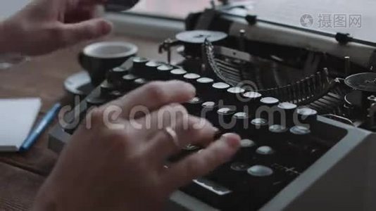 用复古写字机打字。视频