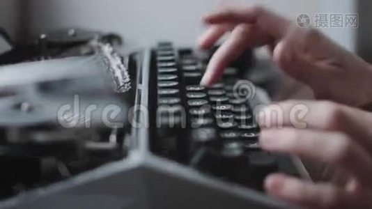 用复古写字机打字。视频