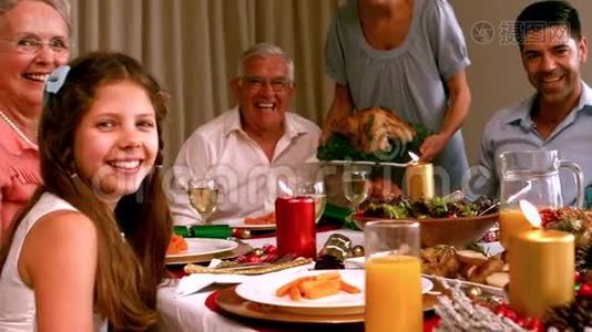 一家人在家吃圣诞晚餐视频