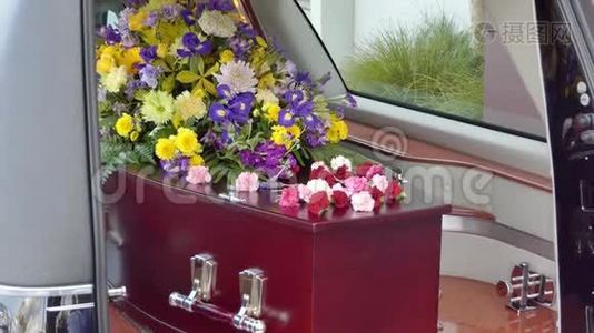 墓地葬礼或葬礼前在灵车或礼拜堂里的彩色棺材视频