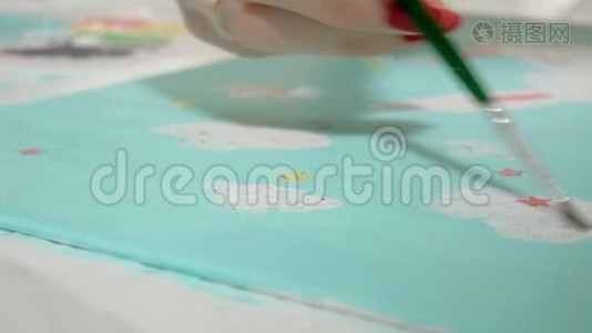 女人用彩色画笔画画。 与幼儿一起游戏影响幼儿的发展..视频