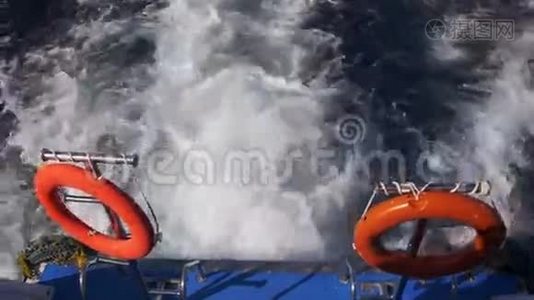 船漂浮在波浪上，在红海中留下一条小径视频