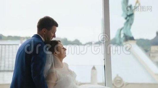 幸福的新婚夫妇在老式咖啡馆放松。 结婚纪念日的概念。 快关门。 利沃夫全景背景视频