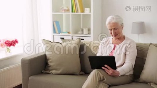 家里有平板电脑的快乐高级女性视频