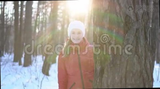 冬天公园里的年轻美女，开心，微笑。慢动作视频。视频