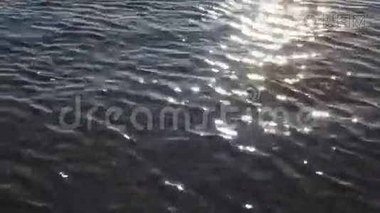 在水中日落视频