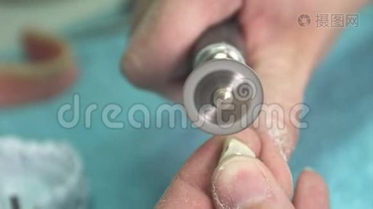 牙科实验室制造假肢的技术员视频