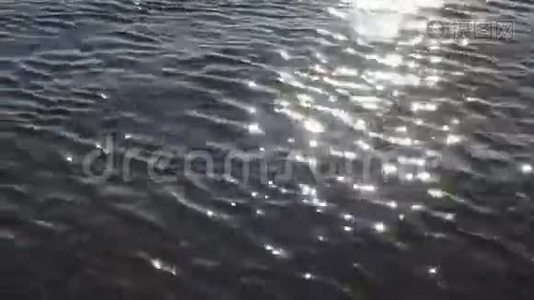 在水中日落视频