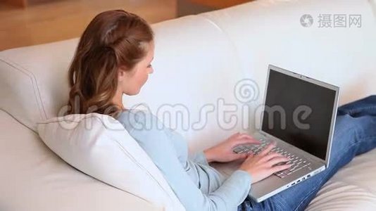 女人在笔记本电脑上打字视频