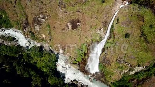 喜马拉雅山脉的瀑布从无人驾驶飞机的空中俯瞰尼泊尔视频