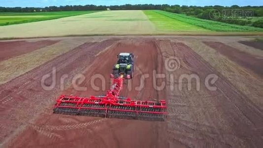 从事农业领域工作的农业机械.. 流动场视频