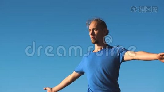 在海滩上做瑜伽运动的瑜伽男视频