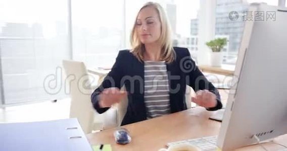 做电脑工作的女商人视频