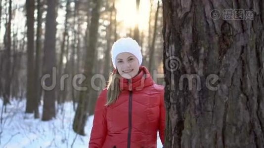 美丽的年轻女子在冬季公园，微笑，玩得开心。 慢动作录像。视频