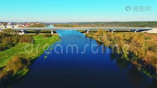 河桥鸟瞰图.. 河上景观公路视频