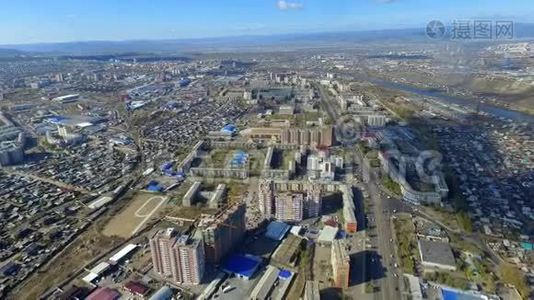 俄罗斯乌兰巴托市秋季街道的鸟瞰图视频