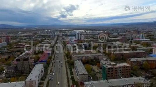 俄罗斯乌兰巴托市秋季街道的鸟瞰图视频