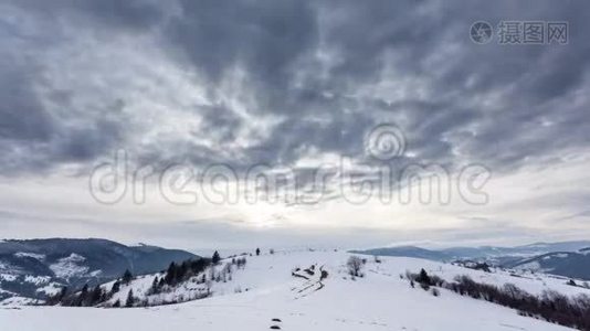 山峰伴雪风吹.. 冬季景观。 寒冷的一天，带着雪。视频