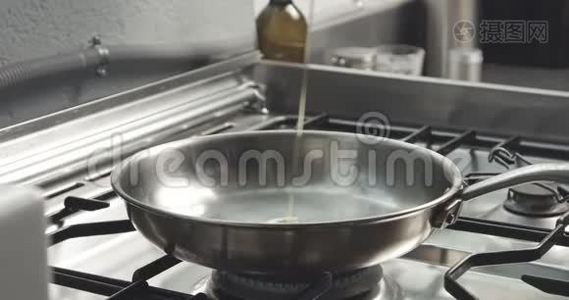 烹饪韭菜和帕尔马饭视频视频