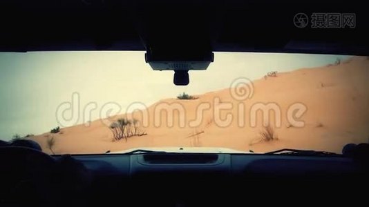 撒哈拉沙漠的摄像车，司机。视频