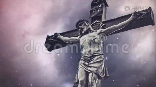 十字架与耶稣基督雕像交叉视频