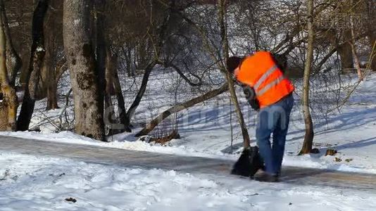 在人行道上拿着雪铲的人视频