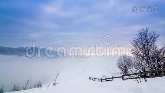 山峰伴雪风吹.. 冬季景观。 寒冷的一天，带着雪。视频