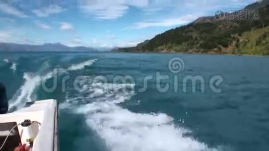 从阿根廷巴塔哥尼亚的船上看到青山河沿岸。视频
