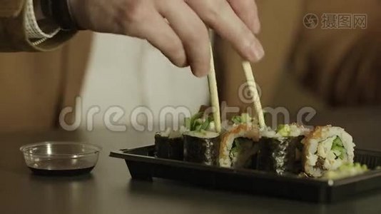 用筷子吃寿司。视频