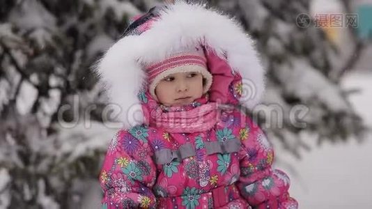 女孩在冬天的雪地里雕刻雪人。视频